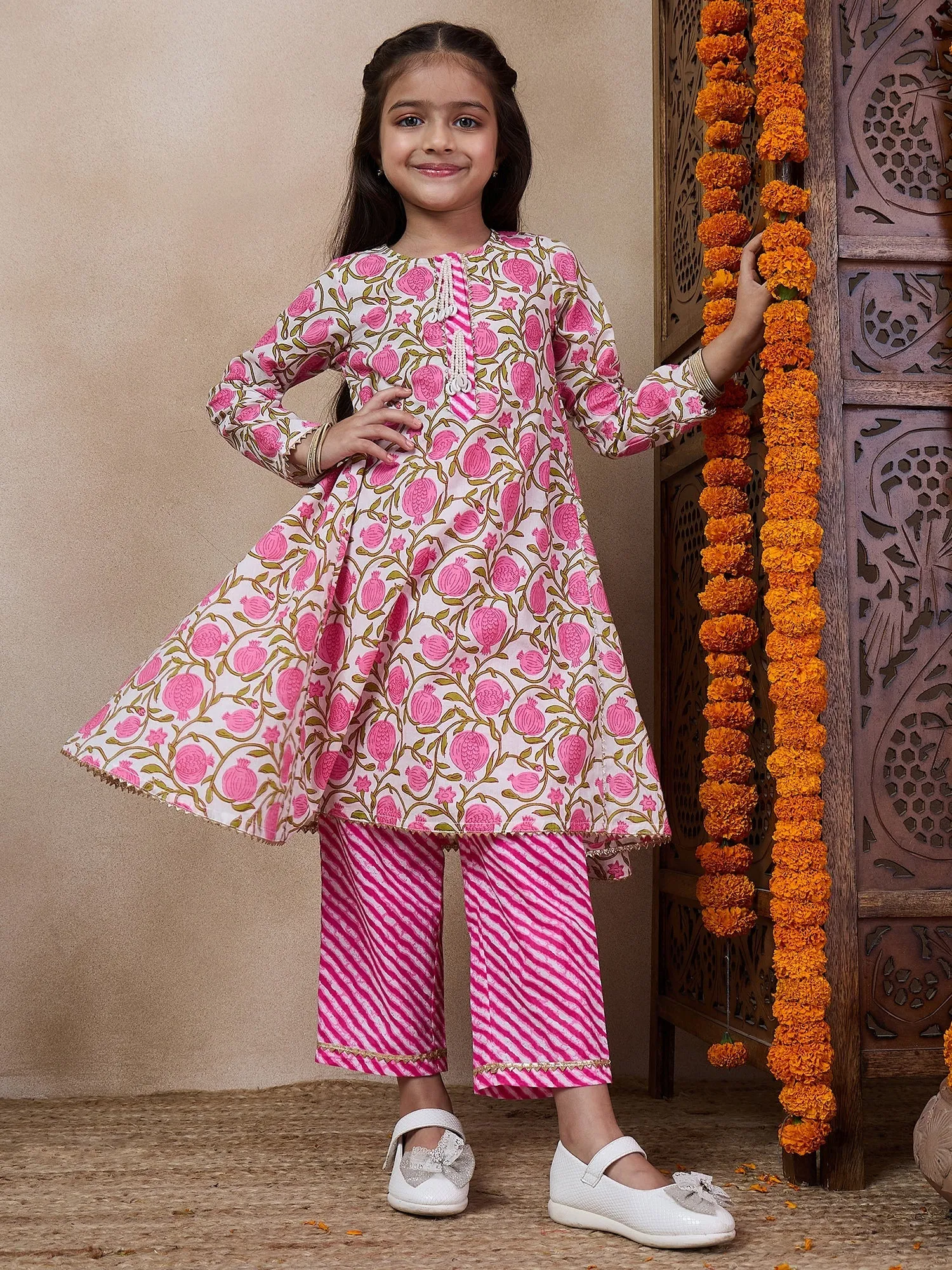 Girls Floral Printed Regular Kurta With Trousers