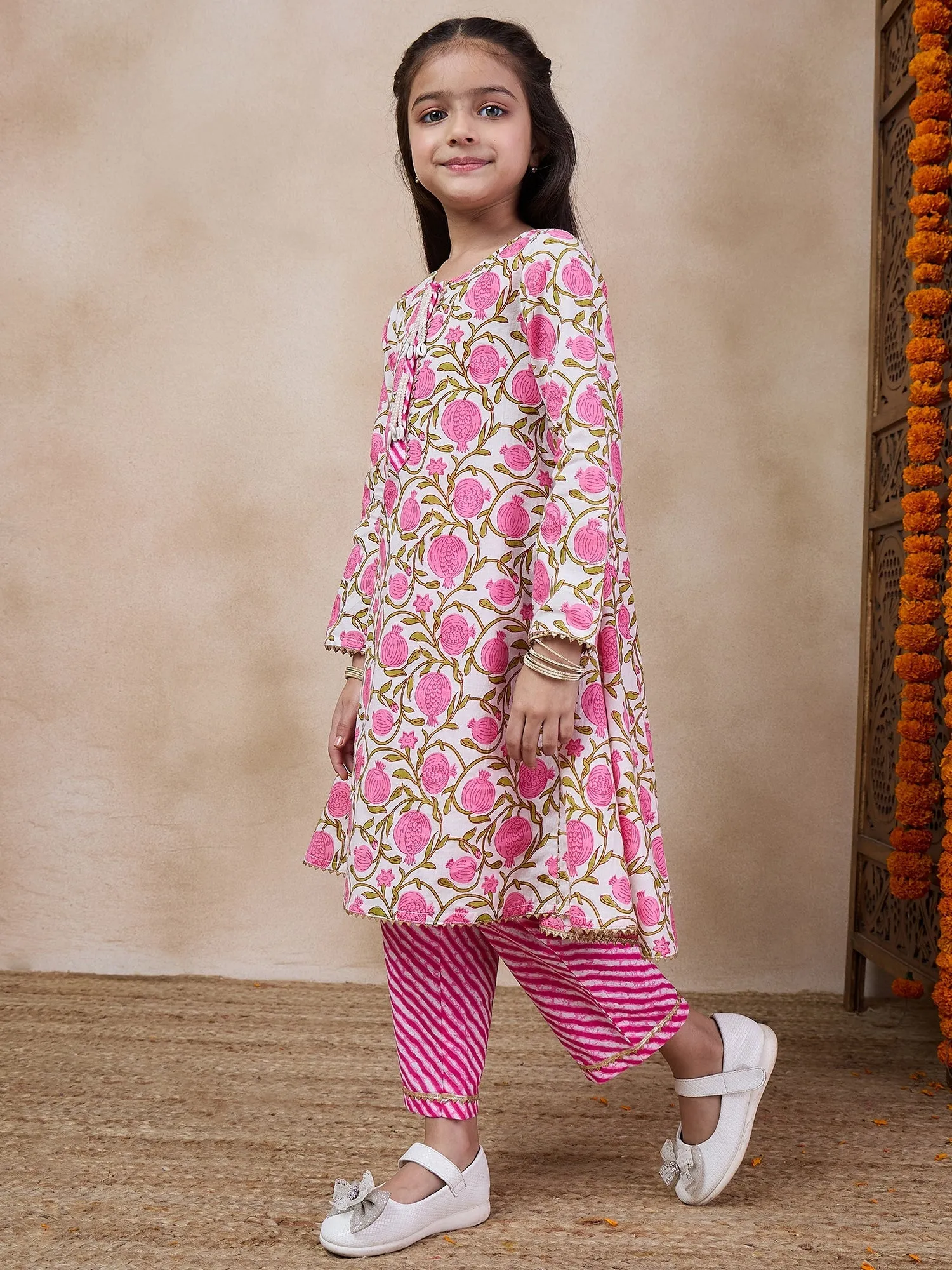 Girls Floral Printed Regular Kurta With Trousers